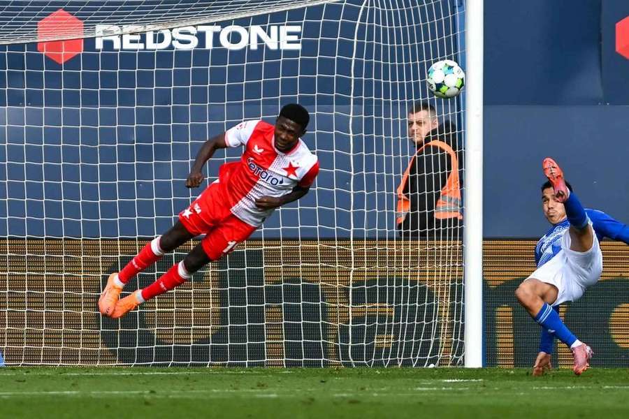Slavia vyhrála jediný z posledních pěti zápasů, body ztratila také na Hané. Slavia vyhrála jediný z posledních pěti zápasů, body ztratila také na Hané.
