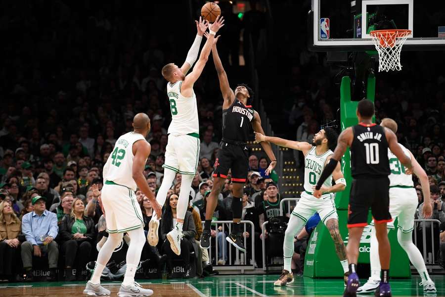 Porzingis gana un salto durante el Celtics-Rockets