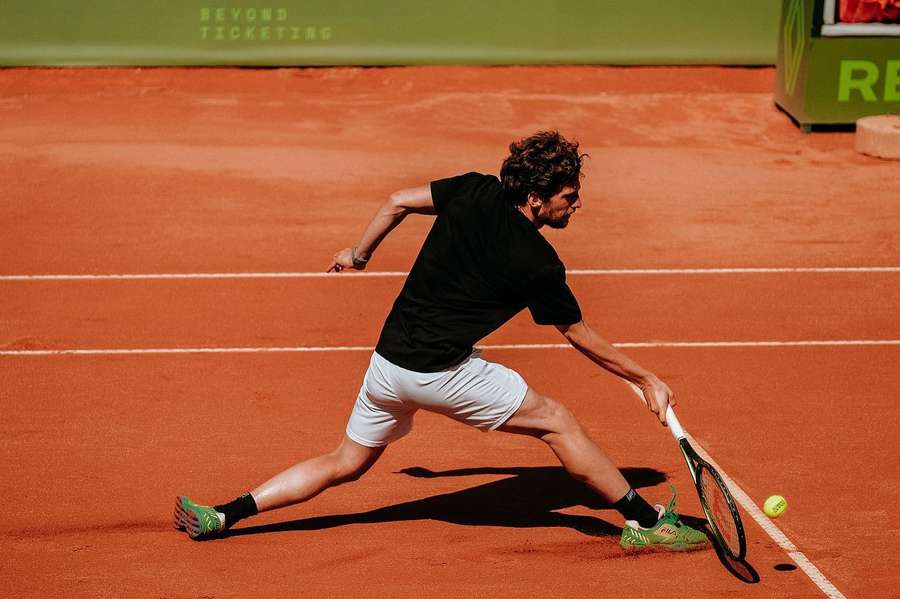 Pedro Sousa travado nas meias-finais do Oeiras Open em ténis