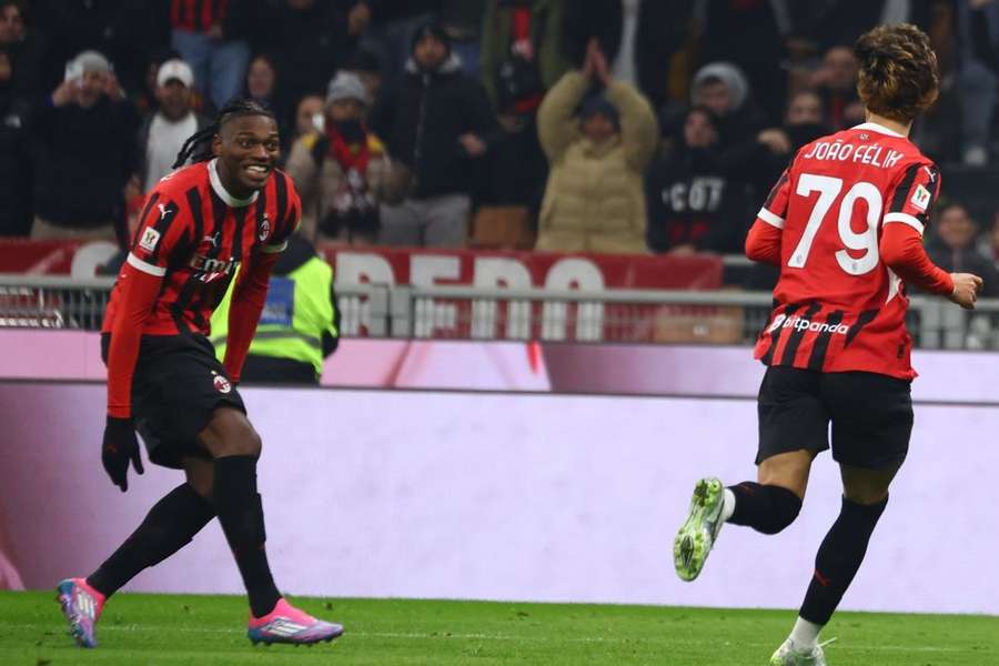 Rafael Leão festeja com João Félix