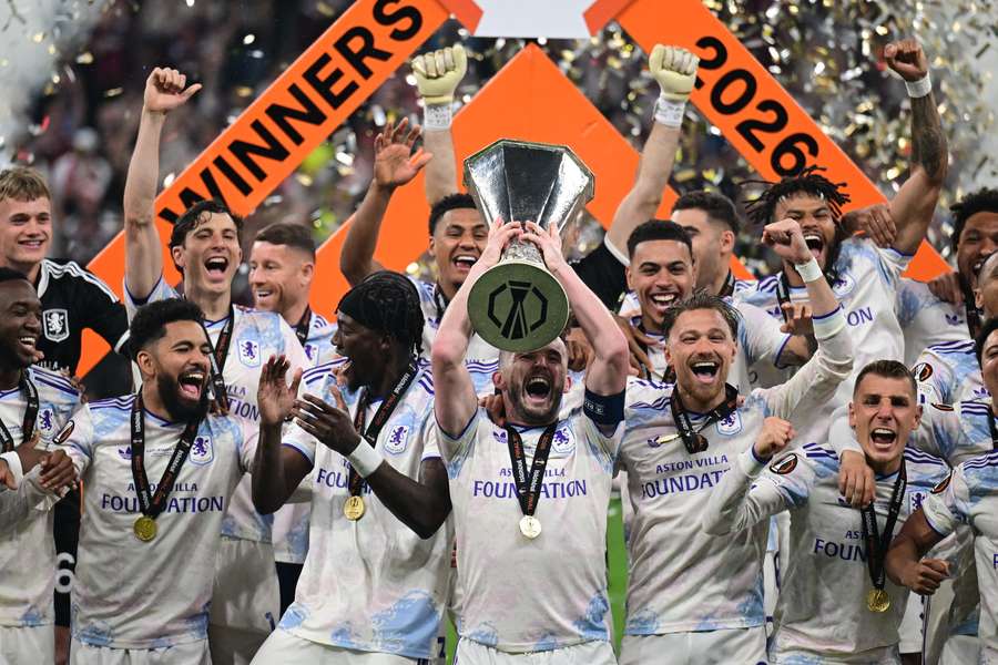 Jogadores do Aston Villa erguem o título de campeão da Liga Europa Jogadores do Aston Villa erguem o título de campeão da Liga Europa