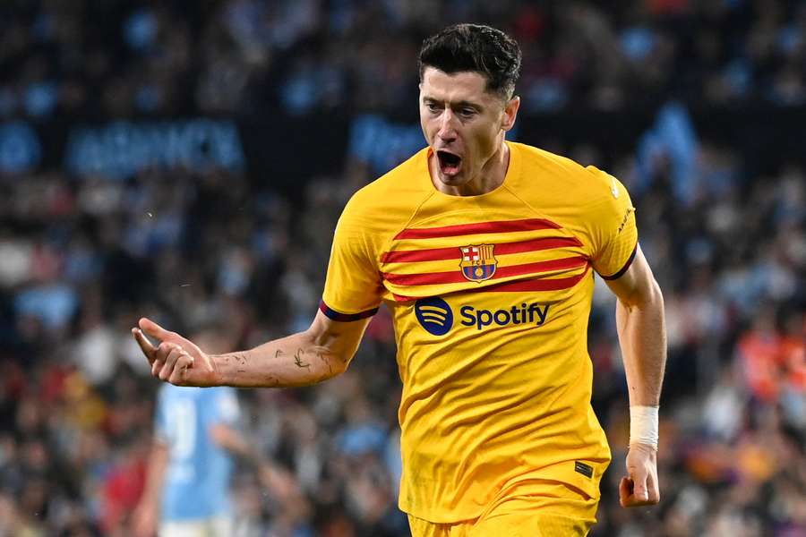 Lewandowski fez os dois gols do Barcelona no jogo