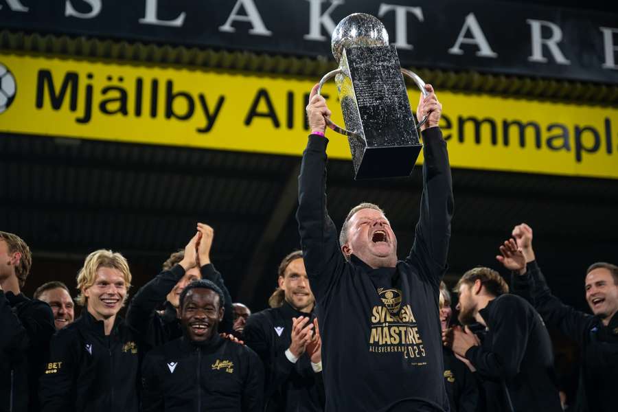 Anders Torstensson, trenér Mjällby zvedá nad hlavu mistrovský pohár. Anders Torstensson, trenér Mjällby zvedá nad hlavu mistrovský pohár.