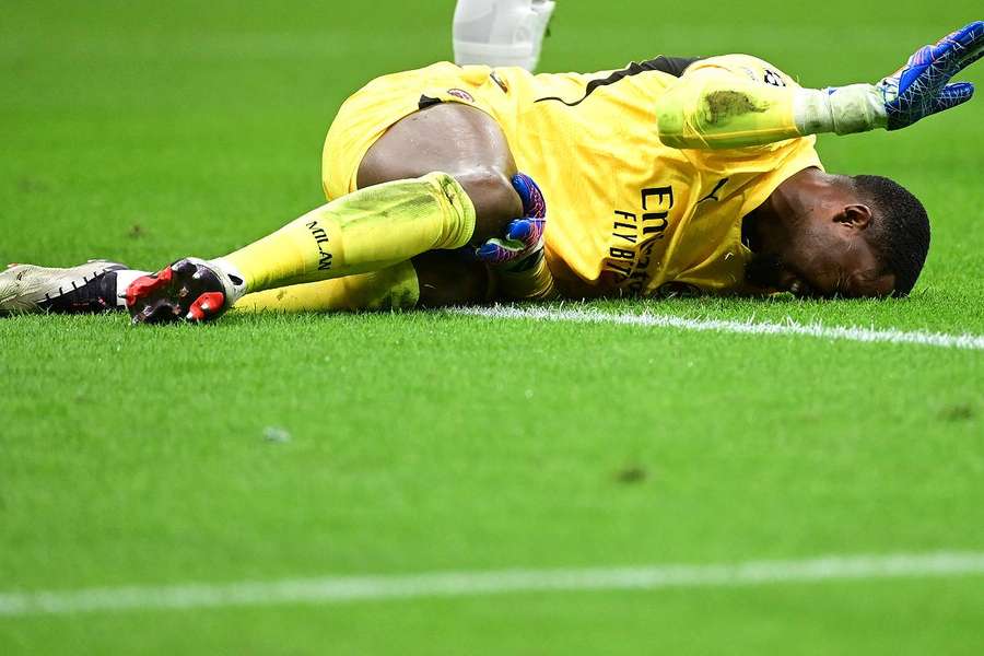 Mike Maignan saiu lesionado no início da segunda parte do jogo da sua equipa na Liga dos Campeões contra o Liverpool. 