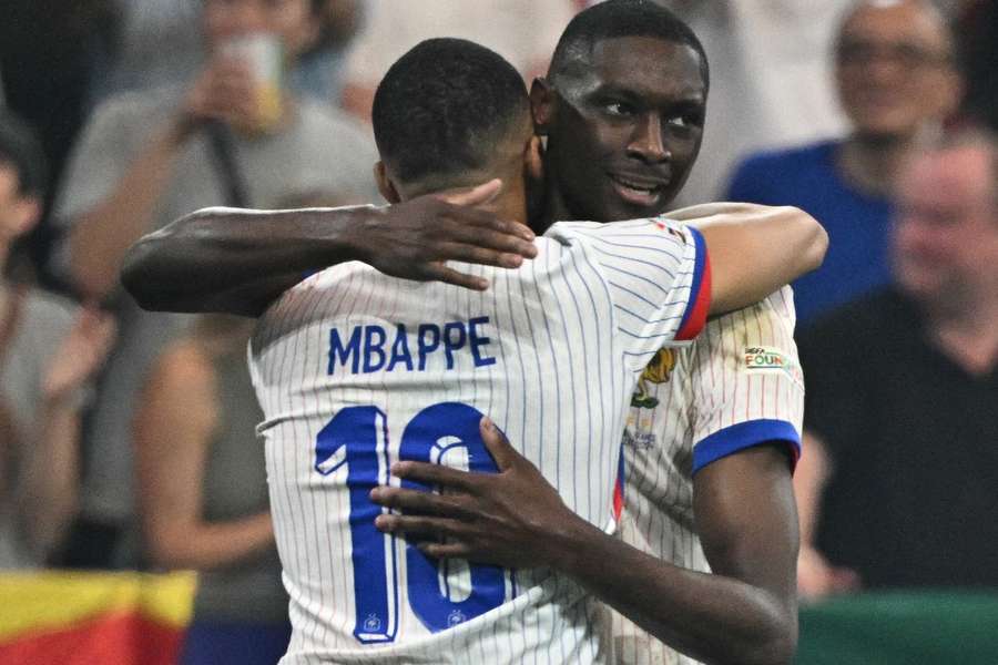 Kolo Muani recebe o abraço de Mbappé após marcar para a França