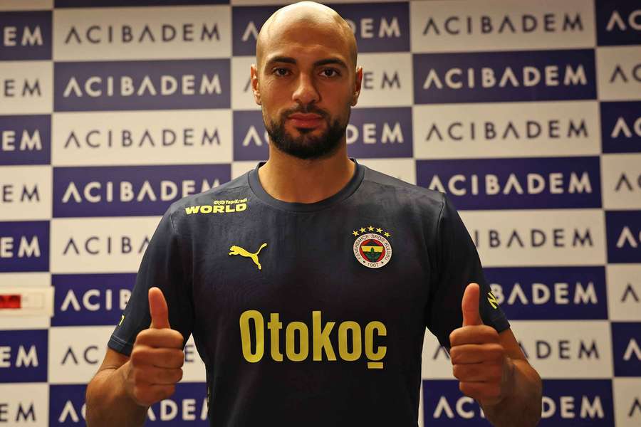 Amrabat já foi apresentado no Fenerbahçe