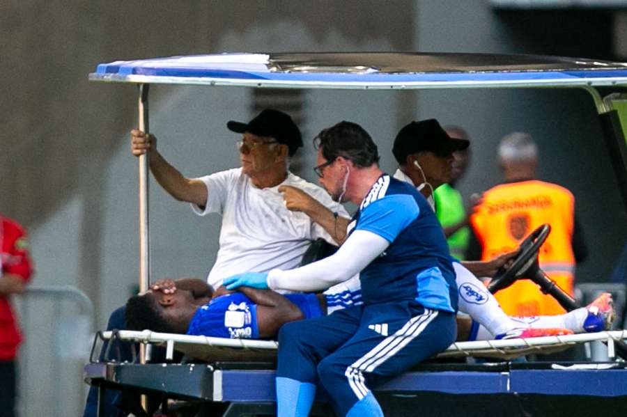 Sinisterra deixou o campo de carrinho maca após lesão no duelo com o Botafogo Sinisterra deixou o campo de carrinho maca após lesão no duelo com o Botafogo
