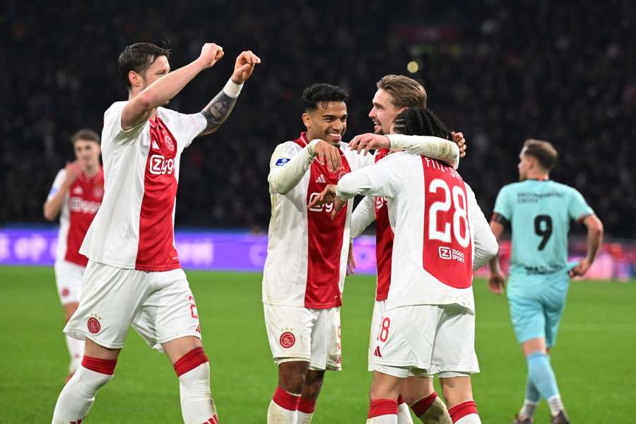 El Ajax celebra el gol de Kian Fitz-Jim (3-0)