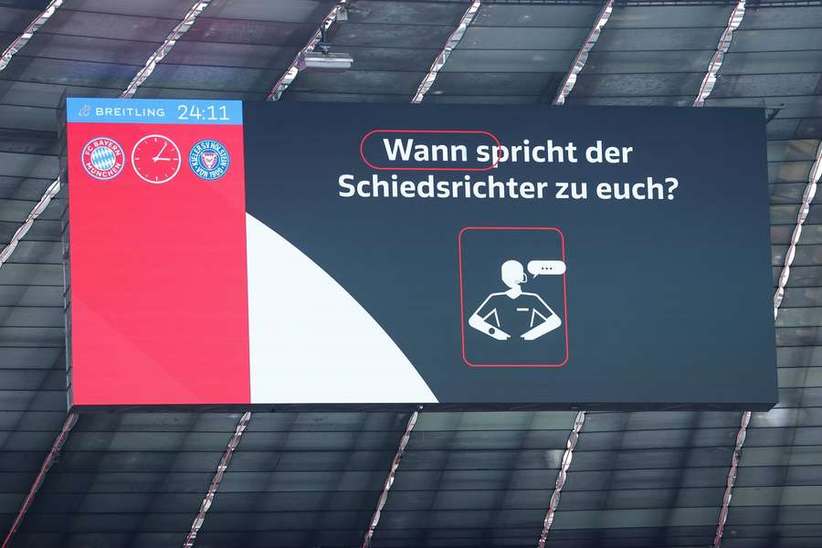 Vor den Spielen wurde den Zuschauen erklärt, wann sie den Schiedsrichter hören werden.