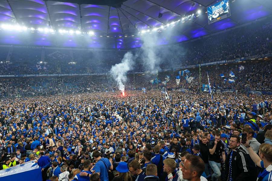 Beim HSV haben sich zahlreiche Menschen infolge des Platzsturms im Volksparkstadion schwer verletzt. 
