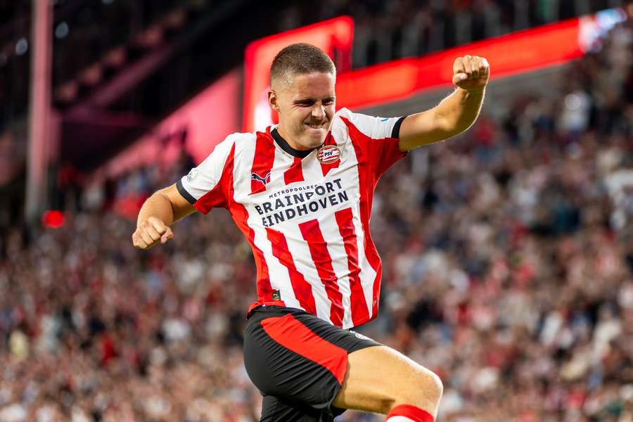 PSV's Joey Veerman celebrates scoring the 4-0 against Sparta