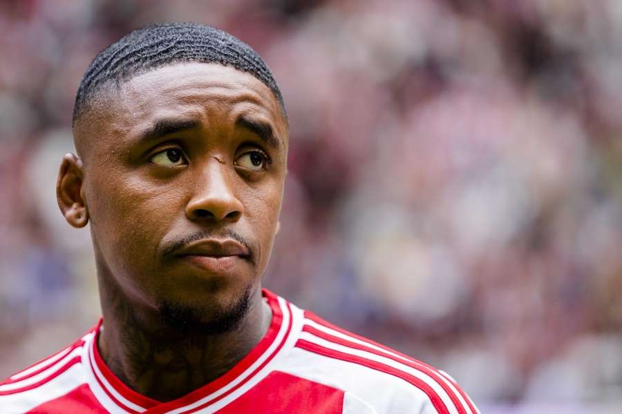 Steven Bergwijn draagt dit seizoen de aanvoerdersband bij Ajax