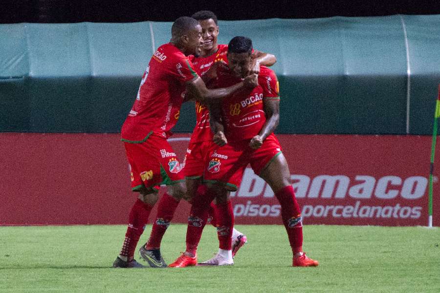 Jogadores do Velo Clube comemoram gol que definiu vitória Jogadores do Velo Clube comemoram gol que definiu vitória