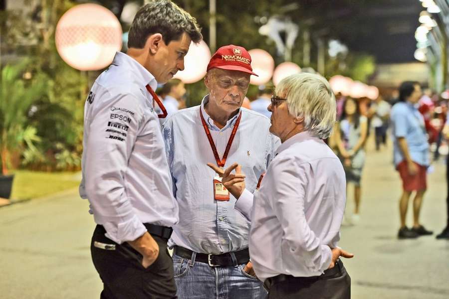 Bernie Ecclestone (r.) war ein Befürworter des Marina Bay Street Circuit - hier gemeinsam mit Niki Lauda (M.) und Toto Wolff (l.).