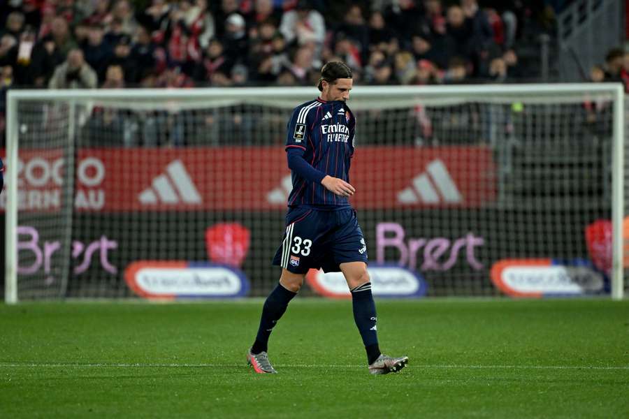 Réduit à 10 après 7 minutes, Lyon laisse filer des points à Brest