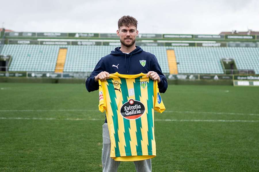 Arjen van der Heide apresentado no Tondela Arjen van der Heide apresentado no Tondela