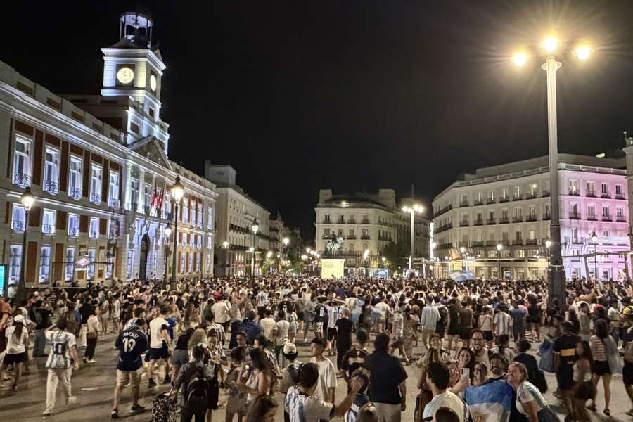 Argentinos celebrando en Sol, en Madrid, el pase de su selección a la final del Mundial Argentinos celebrando en Sol, en Madrid, el pase de su selección a la final del Mundial