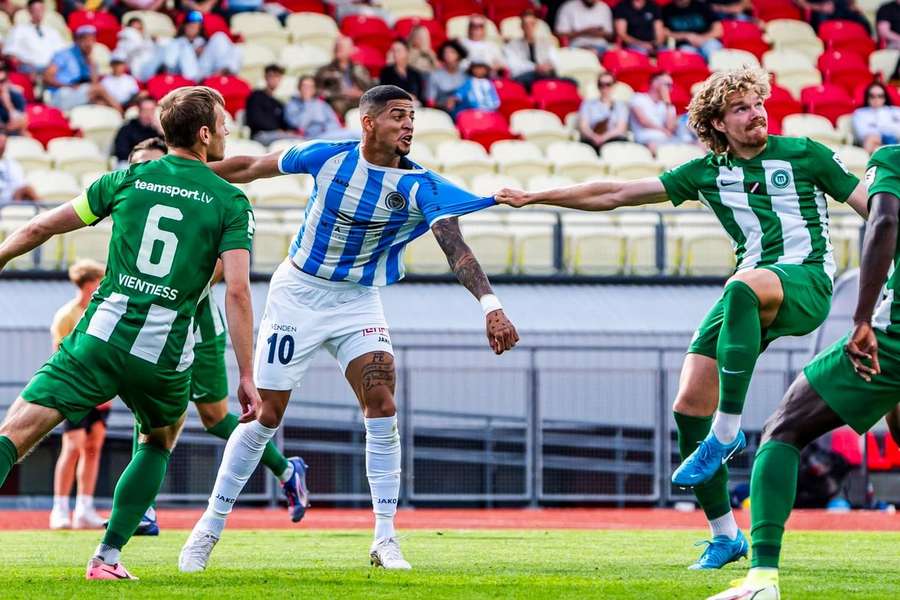 Reginaldo Ramires ao serviço do Riga, com a camisola 10