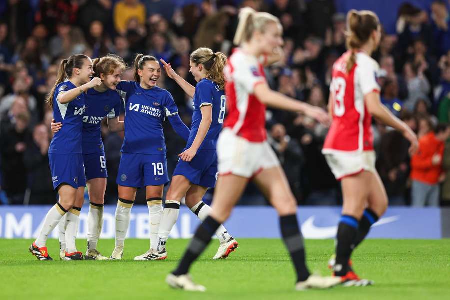 De speelsters van Chelsea vieren Sjoeke Nüskens tweede doelpunt
