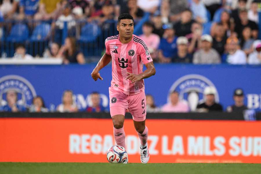 Casemiro conduce el balón Casemiro conduce el balón
