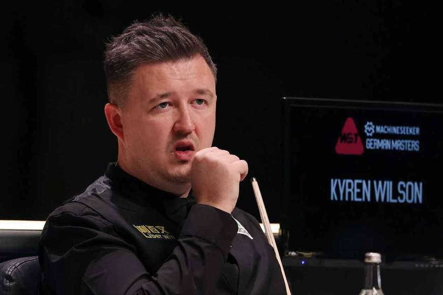 Kyren Wilson muss das Match weitestgehend von seinem Stuhl verfolgen. Kyren Wilson muss das Match weitestgehend von seinem Stuhl verfolgen.
