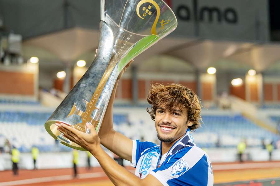Rodrigo Mora tiene in mano la Portugal Supercup