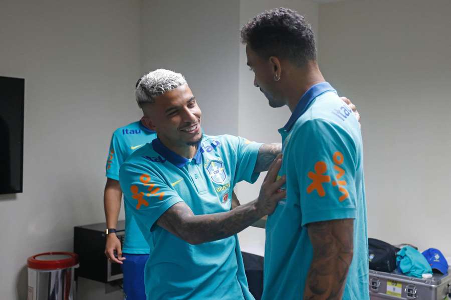 Dodô encontra Danilo na concentração da Seleção Brasileira