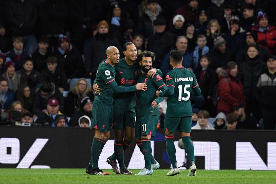 Salah celebra su gol ante el Aston Villa junto a sus compañero