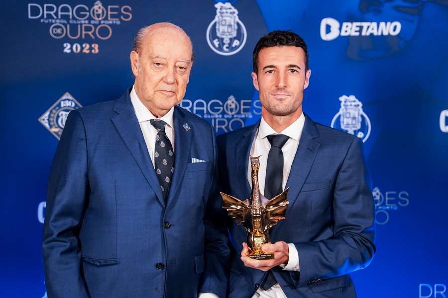 Marcano e Pepê com Dragões de Ouro de atleta e futebolista do ano do FC Porto