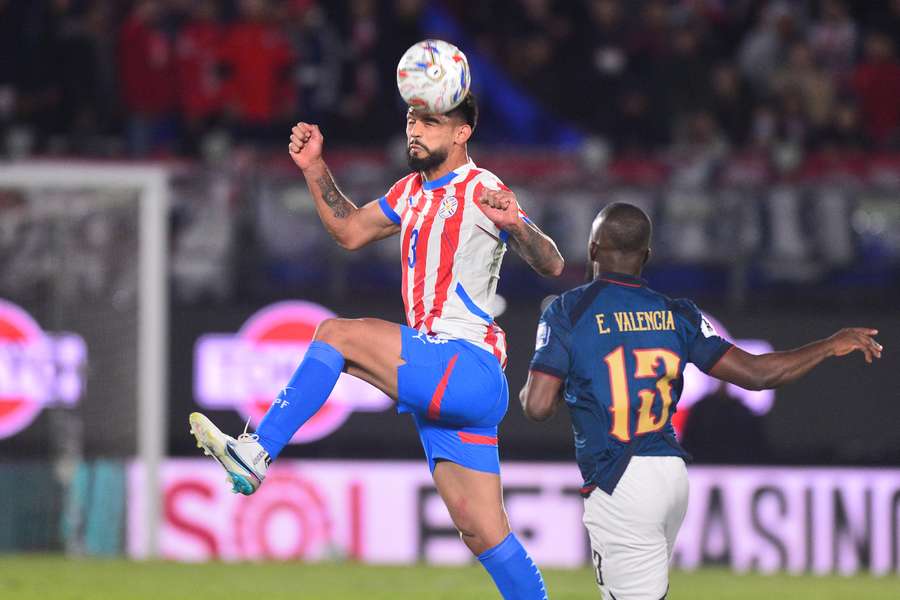 Enner Valencia busca el balón ante Omar Alderete