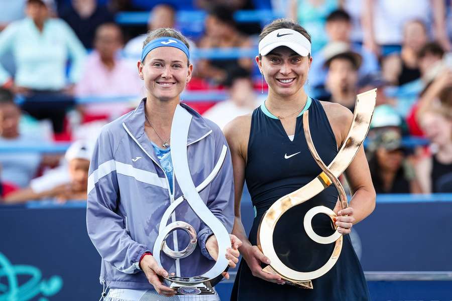 Poražená finalistka Marie Bouzková a šampionka Paula Badosaová