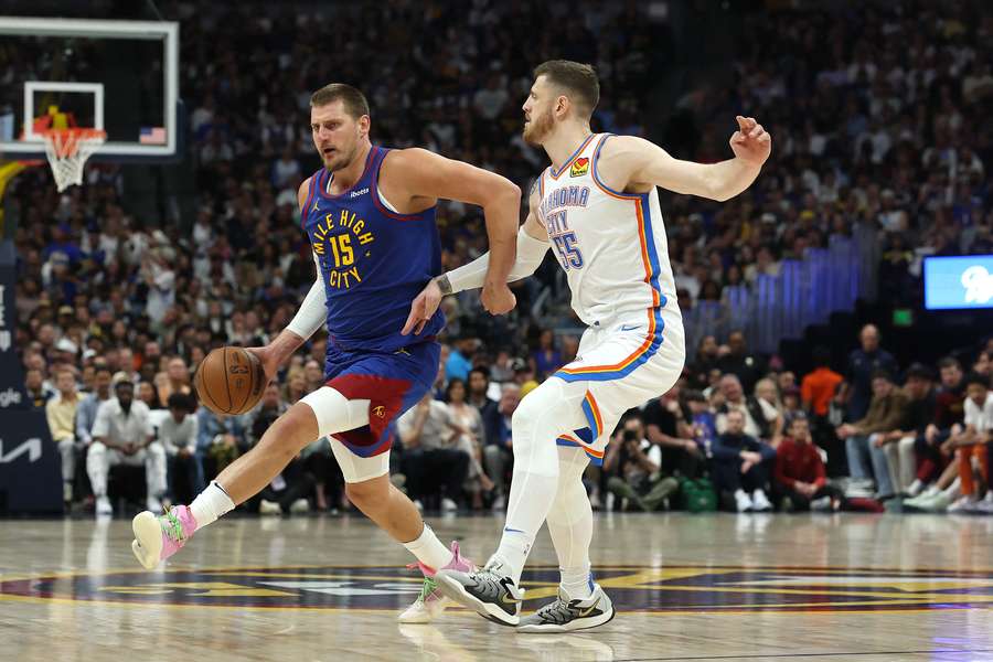 Isaiah Hartenstein (r.) im Duell mit NBA-Superstar Nikola Jokic.