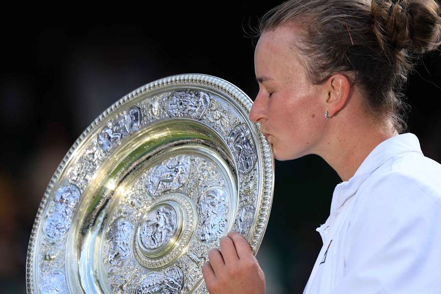 Barbora Krejcikova küsste ihre Trophäe.