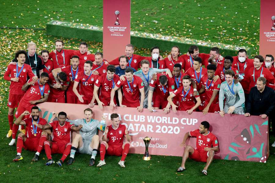  Bayern Munich players celebrate with the Club World Cup trophy in 2021