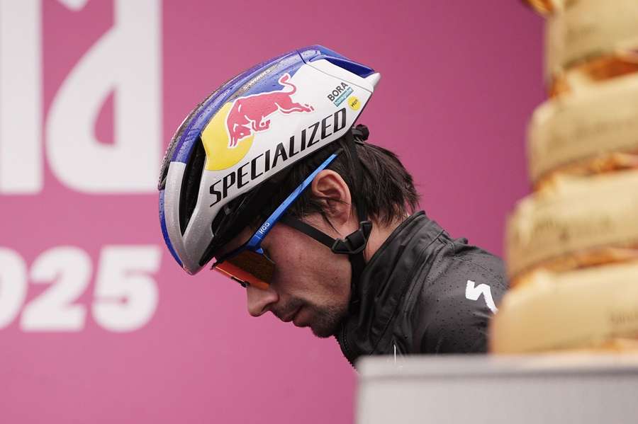 Primoz Roglic miał wypadek na zjeździe razem z Ekwadorczykiem Richardem Carapazem