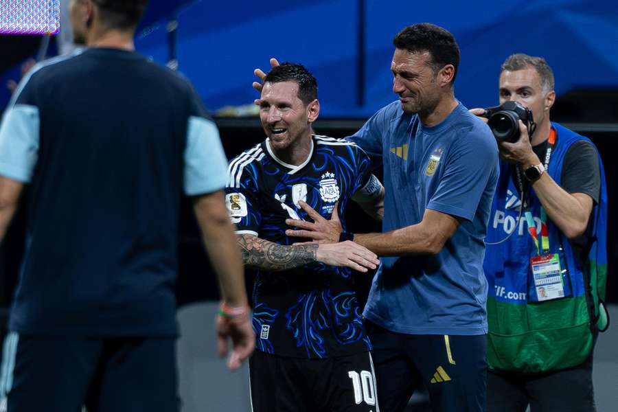 Ein emotionaler Scaloni mit Messi Ein emotionaler Scaloni mit Messi