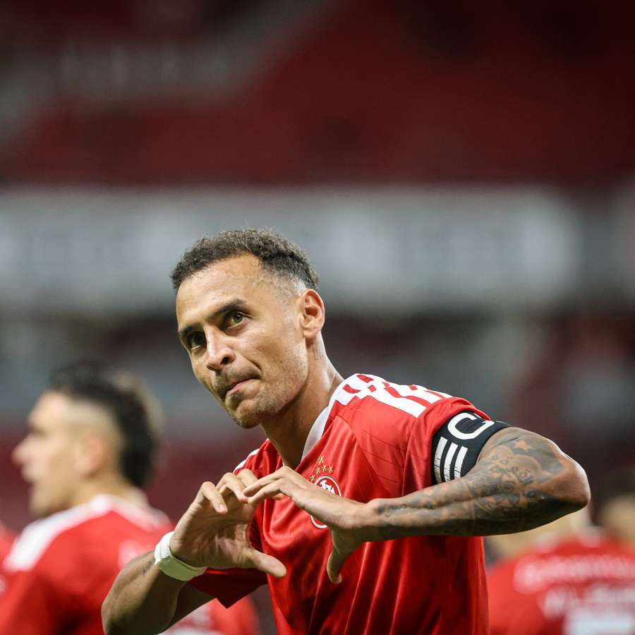 Alan Patrick marcou de pênalti em Internacional 2x0 Chapecoense Alan Patrick marcou de pênalti em Internacional 2x0 Chapecoense