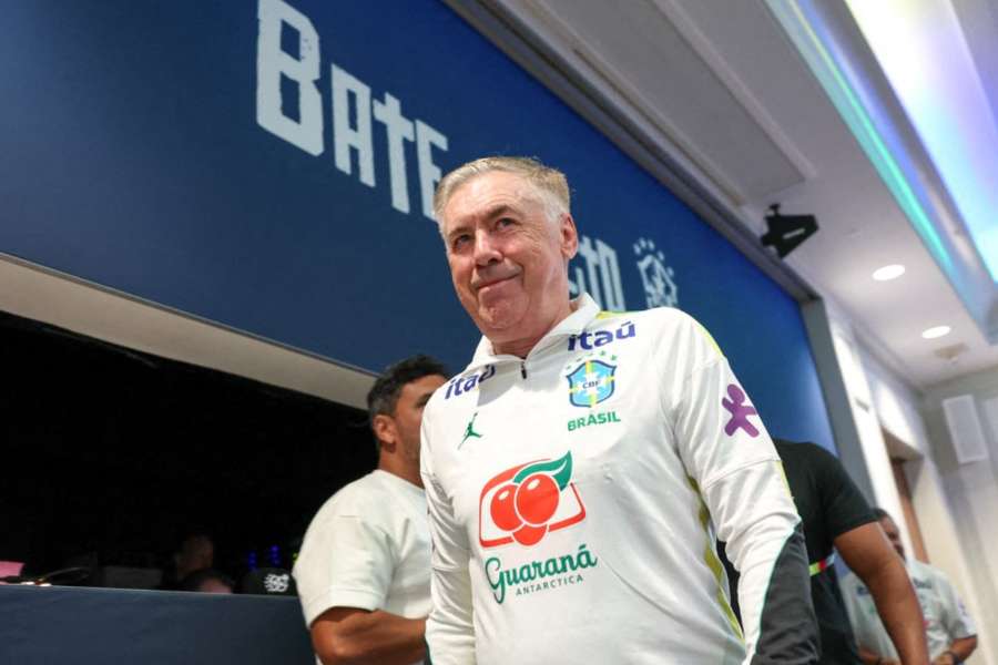 Ancelotti deixa sala de conferência após entrevista em Nova Jersey