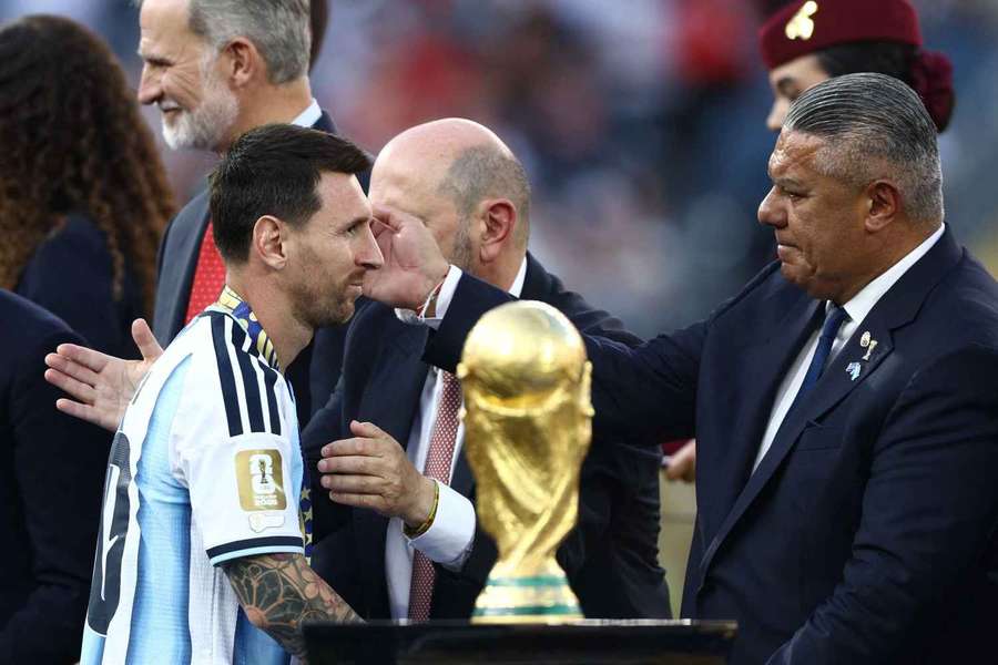 Messi (l.), Tapia (r.) und der WM-Pokal (M.)