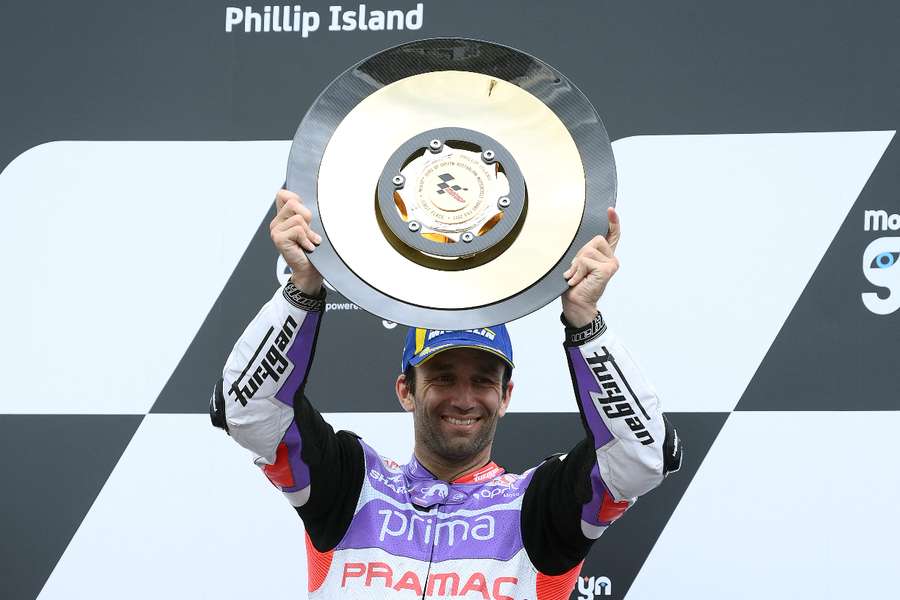 Pilotul francez al Prima Pramac, Johann Zarco, sărbătorește victoria în MotoGP în Australia