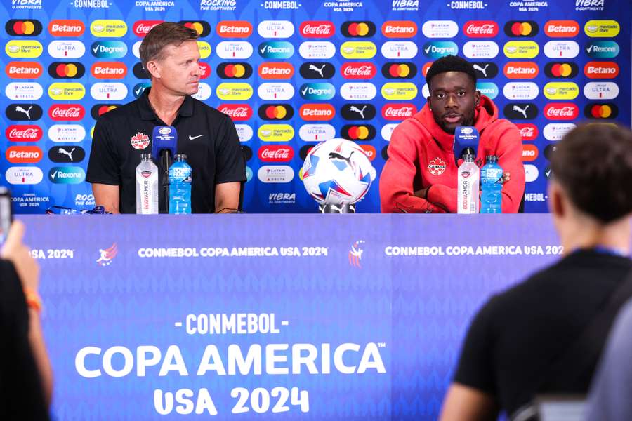 Marsch e Davies na conferência de imprensa antes da partida contra a Argentina