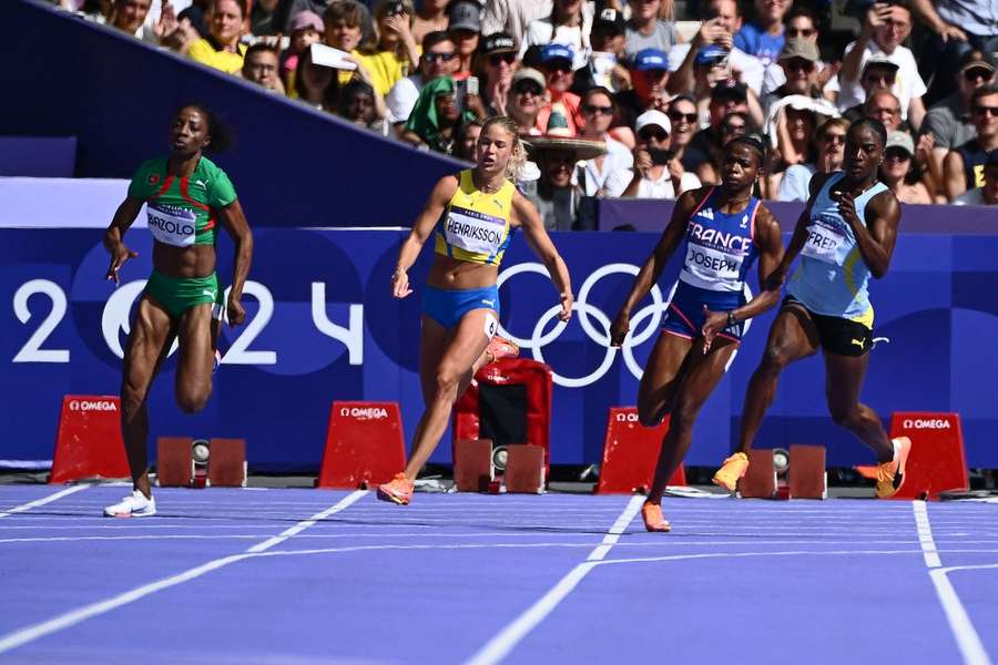 Lorène Bazolo na série dos 200 metros com Julian Alfred, a campeã olímpica dos 100 metros