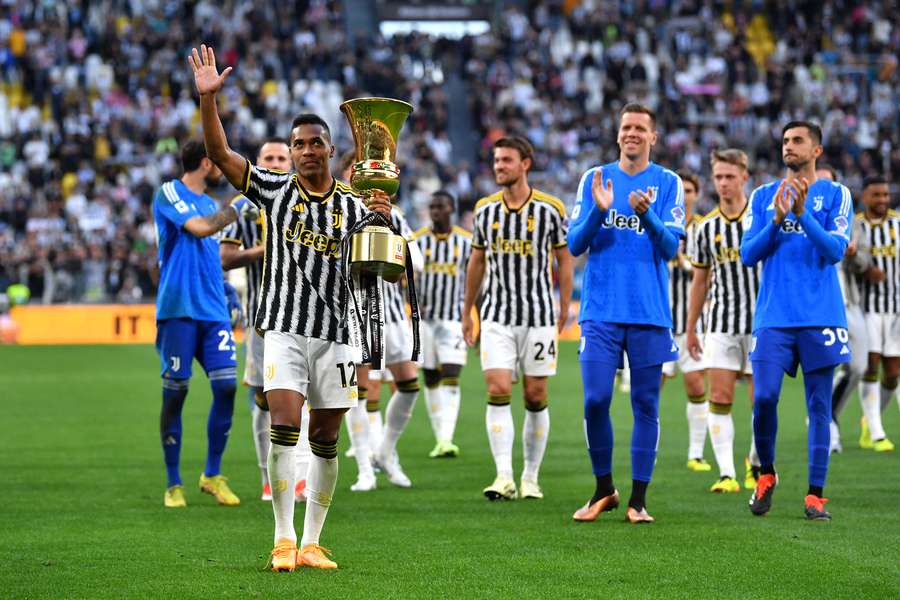 Alex Sandro applaudito dallo Stadium