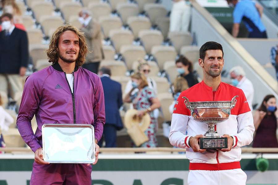 Stefanos Tsitsipas (esq.) e Novak Djokovic estão novamente entre os principais favoritos em 2023.
