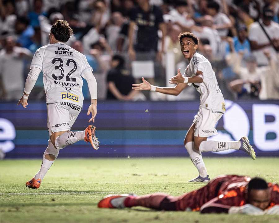 Com assistência de Robinho Jr., Rollheiser fez o golo da vitória do Santos Com assistência de Robinho Jr., Rollheiser fez o golo da vitória do Santos