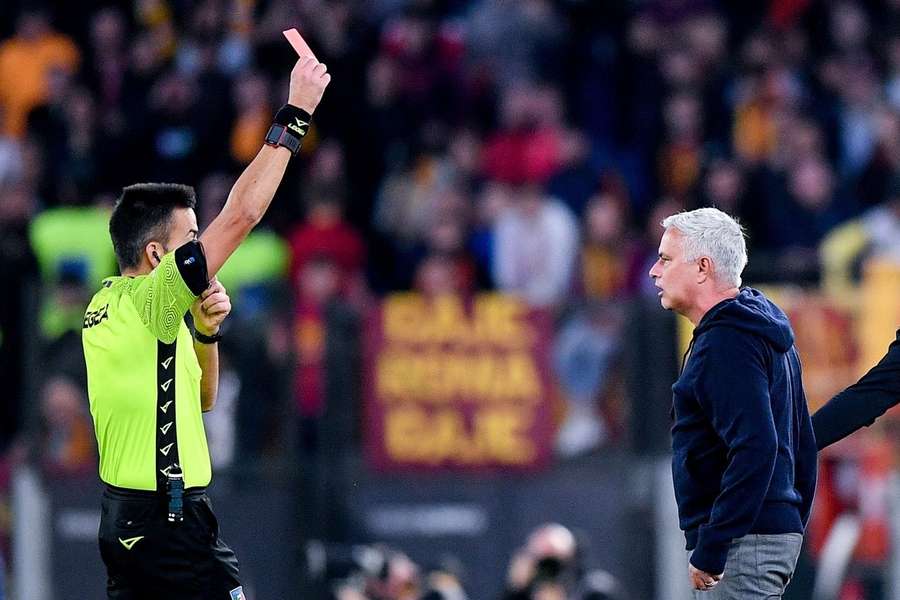 Fotbal: Ceartă între Mourinho și Serra, director de meci sesizat