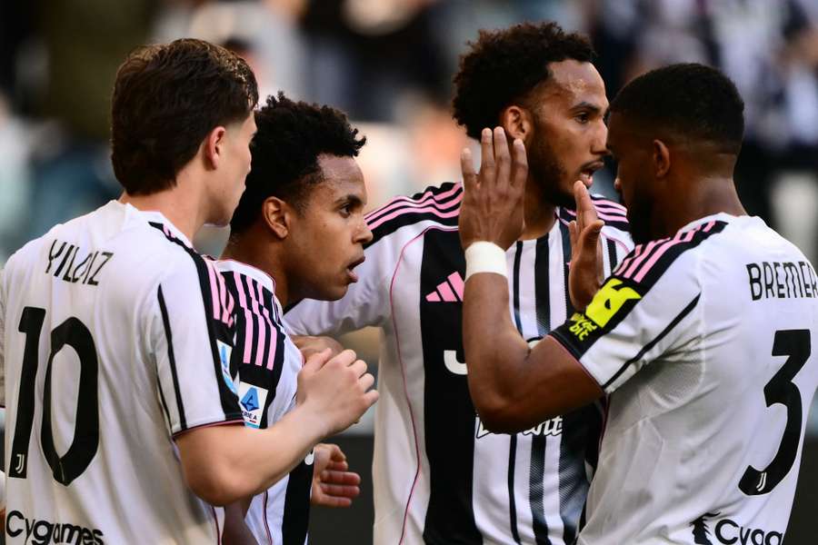 La Juve celebra il 2-0 di McKennie