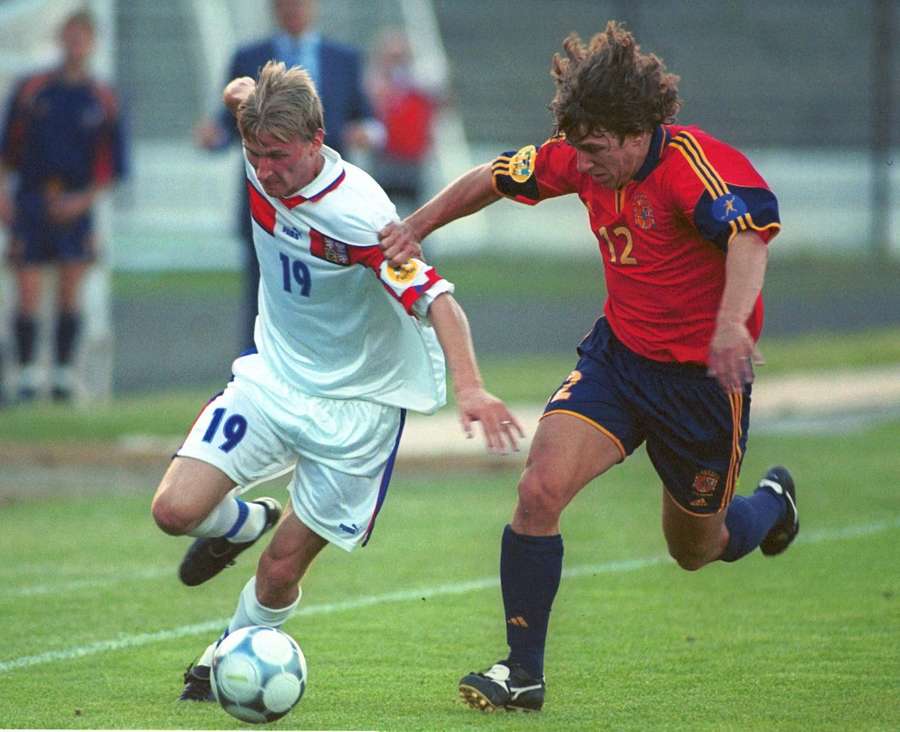 Carles Puyol lucha por el balón con Marek Heinz Carles Puyol lucha por el balón con Marek Heinz