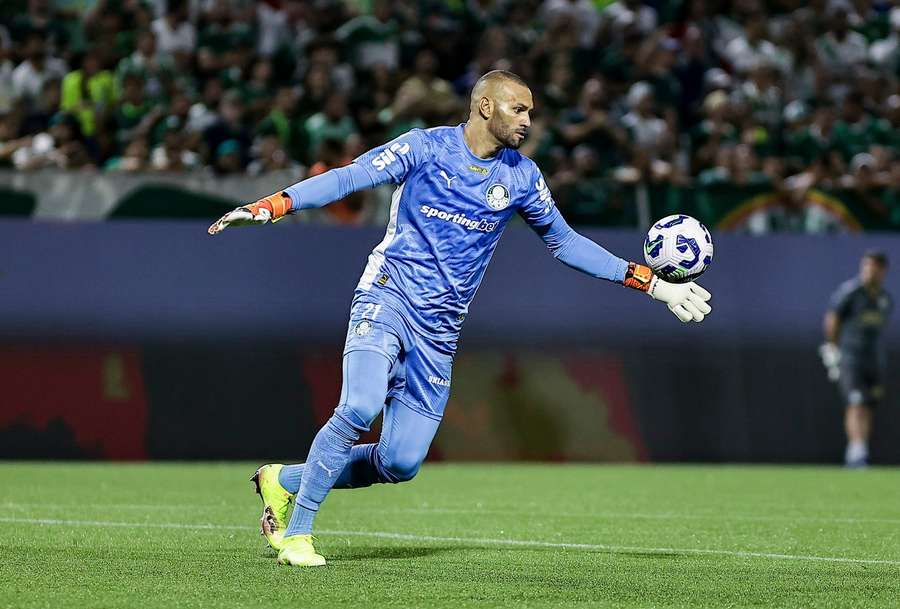 Weverton se destaca pela reposição no Palmeiras Weverton se destaca pela reposição no Palmeiras