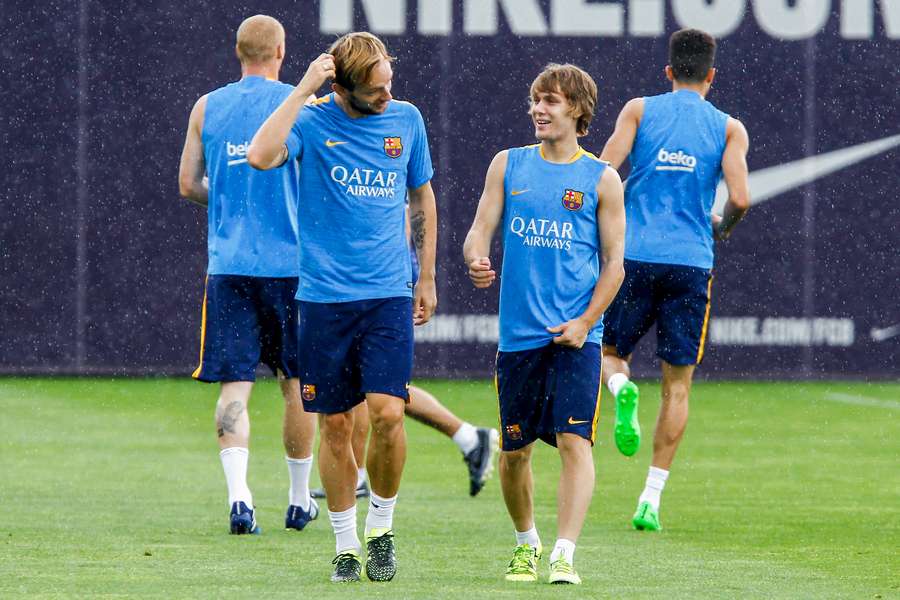 Alen Halilovic (R) en zijn landgenoot Ivan Rakitic op de training van FC Barcelona